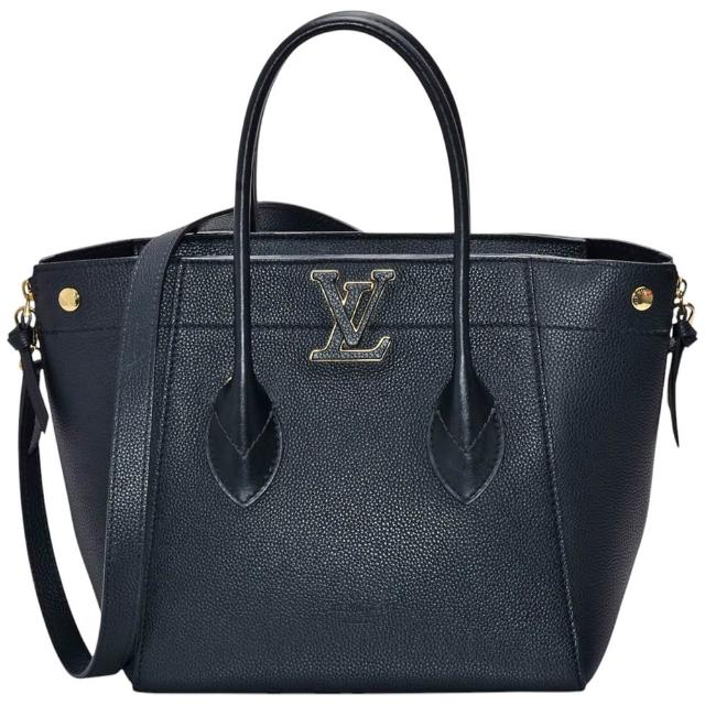全新 LOUIS VUITTON 路易威登 M54843 Freedom Hand 系列黑色牛皮素面梯形肩揹包，採用高品質牛皮製成，設計簡約大方，適合日常出勤與休閒場合。拉鍊式開口，內設2個夾層與1個內袋，方便分類收納。背帶全長88cm，不可調整，搭配原廠防塵袋與說明卡，為歐洲原裝進口商品，法國製造，女性使用更為合適。