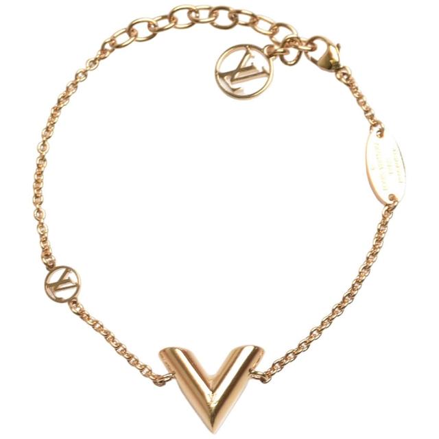 全新 LouisVuitton 路易威登 M00858 經典 Essential V 系列 V 字標誌手鍊，採用高品質合金材質打造，設計簡約時尚，全長約 19cm，附原廠防塵套與原廠包裝盒，是時尚配飾的完美選擇。