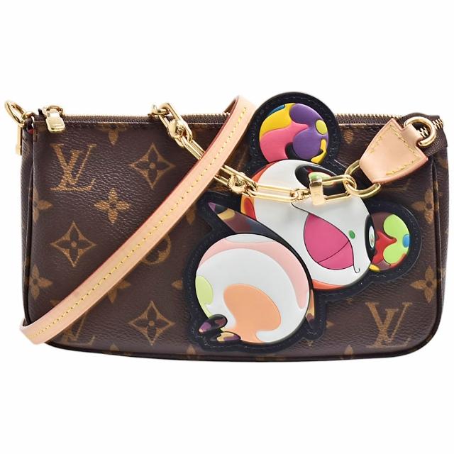 全新 LOUIS VUITTON 路易威登 M13440 村上隆熊貓經典 Pochette 系列肩揹包，採用咖啡色系 Monogram 帆布與牛皮製成，搭配原廠防塵套、背帶與鍊帶，尺寸為長22cm、寬4cm、高13cm，適合女性日常攜帶，拉鍊式開口，內有1個內袋，不附底珠與可放A4功能，來自義大利製造，歐洲來源。