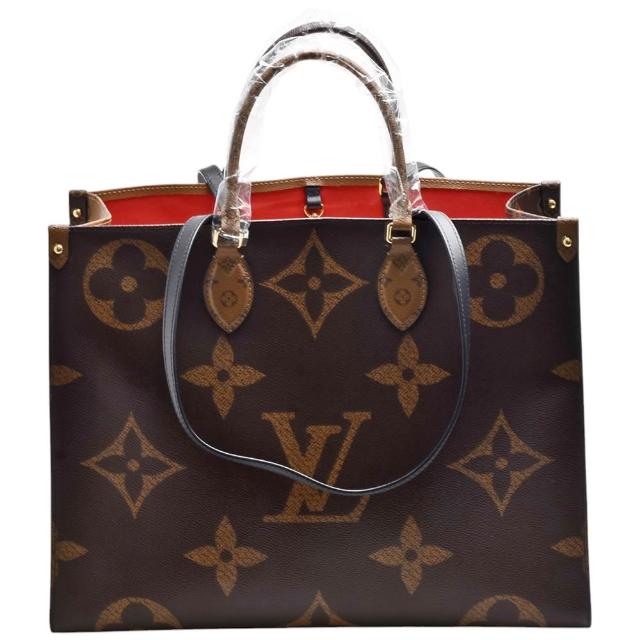 全新 LOUIS VUITTON 路易威登 M45320 OnTheGo GM Monogram 雙色帆布手提包/斜揹包，採用咖啡色系牛皮與帆布拼接設計，簡約時尚。內附原廠防塵套，尺寸為41x19x34cm，提把高度12cm，肩背帶長約31cm，適合女性日常使用，內有3個內袋，無底珠與A4隔層，來自義大利製造，歐洲來源。