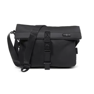 【MANDE RHODE 曼德羅德】霧面插扣掀蓋斜背包(A5888-1K)