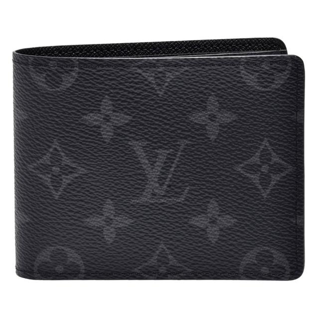 LV LOUIS VUITTON路易威登 M62545 經典 MARCO 系列 Eclipse 帆布印花摺疊短夾 LV LOUIS VUITTON 路易威登 M62545 經典 MARCO 系列 Eclipse 黑色帆布印花摺疊短夾,採用高品質帆布與牛皮內層設計,擁有7個內部夾層與1個內袋,適合日常攜帶與整理檔案。男款設計,掀開式開口,搭配原廠防塵套與包裝盒,來自歐洲西班牙製造,展現經典時尚風格。