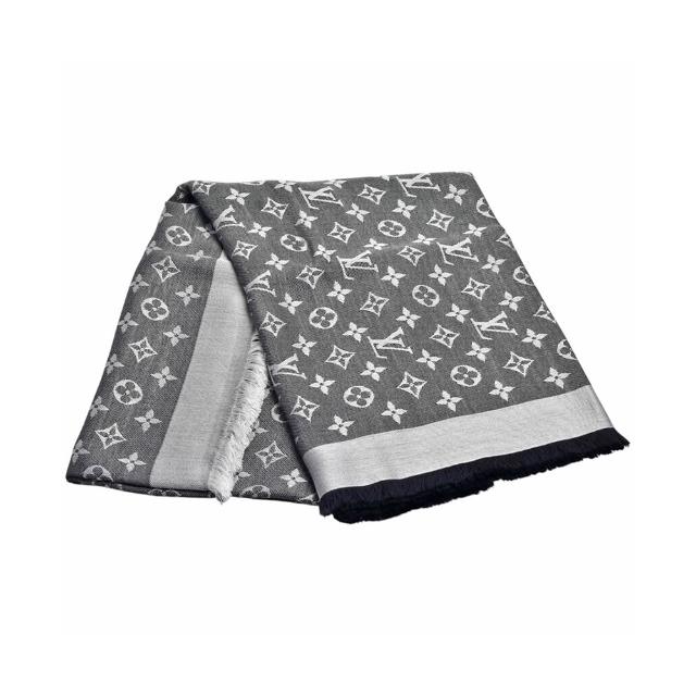 LV LOUIS VUITTON路易威登 M71378 Monogram DENIM 披巾 高階時尚女款 LV M71378 Monogram DENIM 披巾,採用絲60%、羊毛40%高質混紡材質,精緻工藝與經典Monogram圖案完美融合,灰色系設計簡約高雅,適合多種場合搭配,為您展現優雅與個性。商品為歐洲,附有品控卡,品質保證。參考尺寸約140 cm x 140 cm,輕盈保暖,是秋冬時尚必備配件。