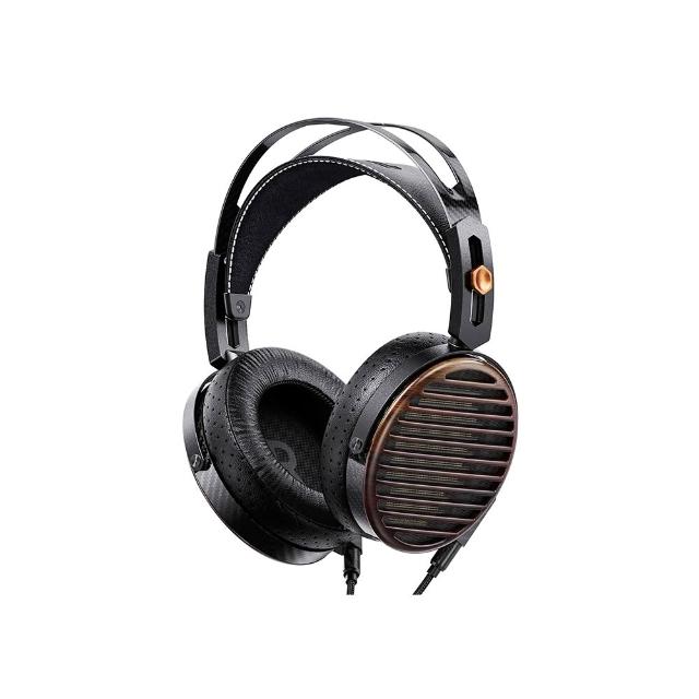 FiiO FT7 是一款高階全尺寸開放式頭戴平板耳機，採用 106mm 大型平板振膜，提供 5Hz-40kHz 寬廣頻響範圍與 94dB 靈敏度，阻抗僅 25Ω，適合追求高解析音質的音樂愛好者。配備 4.4mm 平衡插頭與約 300cm 線材，重量約 427g（不含線材），黑色系設計舒適耐用，無麥克風與線控，適用通用作業系統，中國製造，一年保固。完美展現細膩音場與自然聲音，重現 Hi-Fi 級享受。