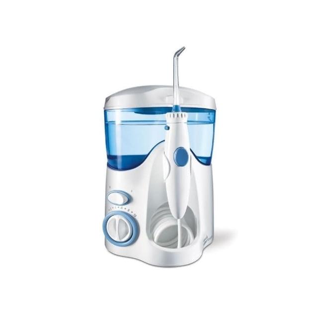  Waterpik WP-100W 是專為成人設計的家用插電式沖牙器，提供10段水壓調整功能，適合日常口腔清潔。插頭式供電確保穩定使用，單機包裝方便購買。有效清除牙縫食物殘渣，預防牙齦問題，提升口腔健康。 