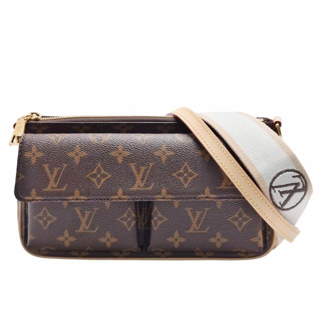 全新未使用的 LOUIS VUITTON 路易威登 M46999 經典 Vivacite 系列斜揹包，採用咖啡色系 Monogram 印花帆布與牛皮製成，擁有3個外袋與1個內袋，適合日常使用。配有原廠防塵套與包裝盒，法國製造，來自歐洲，適合女性背負。提把垂直至包身長度為19cm，背帶全長99cm，無底珠與內部夾層設計。