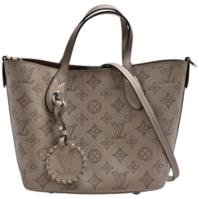 全新 LOUIS VUITTON 路易威登 M21849 經典 Blossom PM 系列 Mahina 打孔小牛皮手提斜揹包，灰色系設計，採用高品質小牛皮製成，搭配原廠防塵套、背帶與收納袋。輕便實用，適合日常出門使用，女性設計，尺寸為長29cm x 寬13cm x 高20cm，提把高度9cm，背帶全長約98cm，來自義大利製造，歐洲來源。
