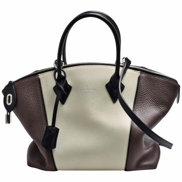 全新 LOUIS VUITTON 路易威登 M51066 SOFT LOCKIT PM 雙色 Taurillon 牛皮手提包，白色系與咖啡色系拼接設計，簡約時尚。外層與內層皆為高質牛皮，搭配原廠防塵套、鎖頭、鑰匙與背帶，尺寸為長39cm、寬12cm、高23cm，提把高度10cm，背帶全長約92cm，適合女性日常使用。拉鍊式開口，內有3個口袋，無底珠與外袋設計，不適合放置A4檔案。法國製造，來自歐洲，是優雅與實用兼具的經典選擇。