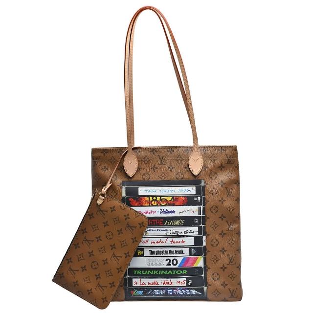 LV LOUIS VUITTON路易威登 M45198 經典 CARRY IT 系列 Monogram Reverse 帆布肩背托特包 LV LOUIS VUITTON 路易威登 M45198 經典 CARRY IT 系列 Monogram Reverse 帆布肩背托特包,咖啡色系設計,採用高品質牛皮與帆布製成,內層為牛皮材質,配備原廠防塵套與吊牌。包款尺寸為長35公分、高37公分,提把垂至包身32公分,適合女性日常使用,拉鍊式開口設計,內設1個內袋,輕便實用。