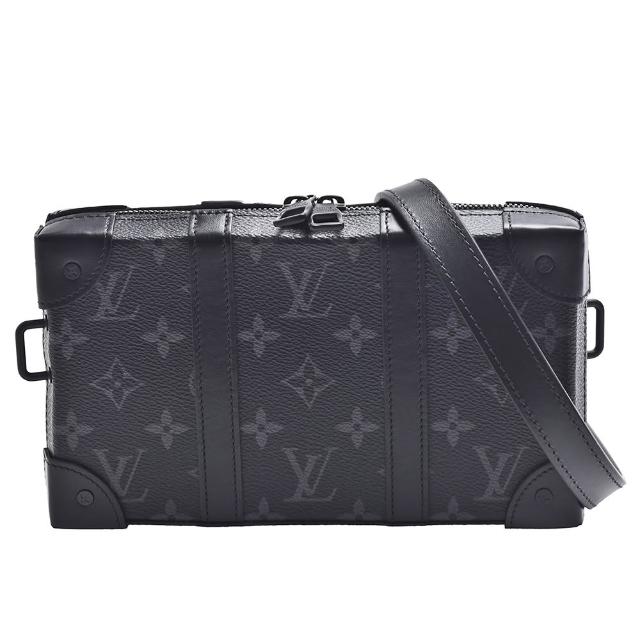 這款 LV LOUIS VUITTON 路易威登 M69838 SOFT TRUNK 系列經典 Eclipse 帆布印花拉鍊斜背方包，以黑色為主色，融合牛皮與帆布材質，展現品牌經典風格。內附原廠防塵袋與包裝盒，設計簡約實用，擁有6個內部夾層與3個內袋，適合日常出門攜帶，背帶全長約98cm，輕便易攜，男女皆宜。