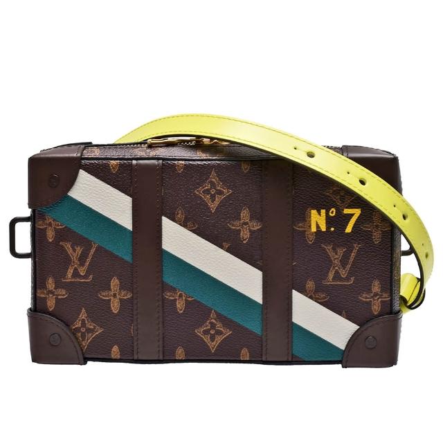 LV LOUIS VUITTON 路易威登 M81246 SOFT TRUNK 系列斜揹包，採用經典 Monogram 帆布與 N°7 印花設計，外層為牛皮與帆布拼接，內層為牛皮材質。配備原廠防塵套、背帶與原廠包裝盒，尺寸為長22cm、寬6cm、高13cm，背帶全長約112cm，適合女性使用，拉鍊式開口，內有3個內袋與6個內部夾層，不附底珠與可放A4檔案功能，法國製造，來自歐洲。