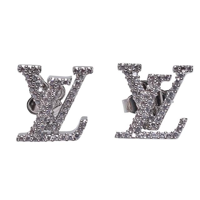 LV LOUIS VUITTON路易威登 M00608 飾品 Iconic 經典品牌 LOGO 水鑽鑲面針式耳環 這款LV路易威登M00608針式耳環以經典品牌LOGO為設計靈感,鑲嵌水鑽增添閃耀光芒,採用高品質金屬/合金材質打造,展現優雅與奢華風格,是女性日常與場合配戴的理想首飾。
