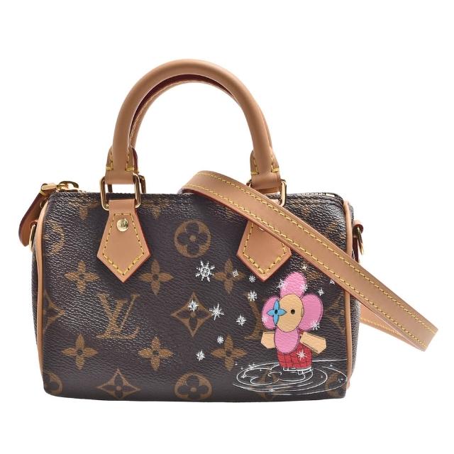這款LV LOUIS VUITTON M82624經典Nano Speedy Monogram帆布吉祥物溜冰印花波士頓包，採用咖啡色系設計，融合牛皮與帆布材質，內層為布面，配備原廠防塵袋、防塵套與背帶，尺寸為長16.5cm、寬8cm、高10cm，提把高度6cm，背帶約長95cm，適合女性使用，拉鍊式開口，無外部與內部夾層，內建1個口袋，不附底珠且無法放入A4檔案。