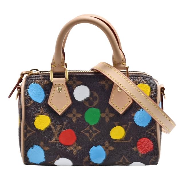 LV LOUIS VUITTON路易威登 M81979 聯名 YK Nano Speedy 系列經典 Monogram 帆布手提/斜背波士頓包 這款 LV LOUIS VUITTON 聯名 YK Nano Speedy 系列經典 Monogram 帆布波士頓包,採用高質感牛皮與帆布材質,結合時尚設計與實用機能,為女性提供優雅且靈活的攜帶選擇。咖啡色系外觀搭配拉鍊式開口,內附1個內袋,適合日常出勤與輕便出遊。