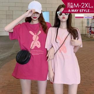 【Amay Style 艾美時尚】中大尺碼女裝 上衣 日韓寬鬆設計兔兔印花牛奶絲短袖中長版T恤。M-2XL(4色.預購)