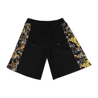 【VERSACE 凡賽斯】VERSACE JEANS 不規則字母LOGO設計兩側巴洛克圖騰純棉抽繩短褲(男款/黑x黃)