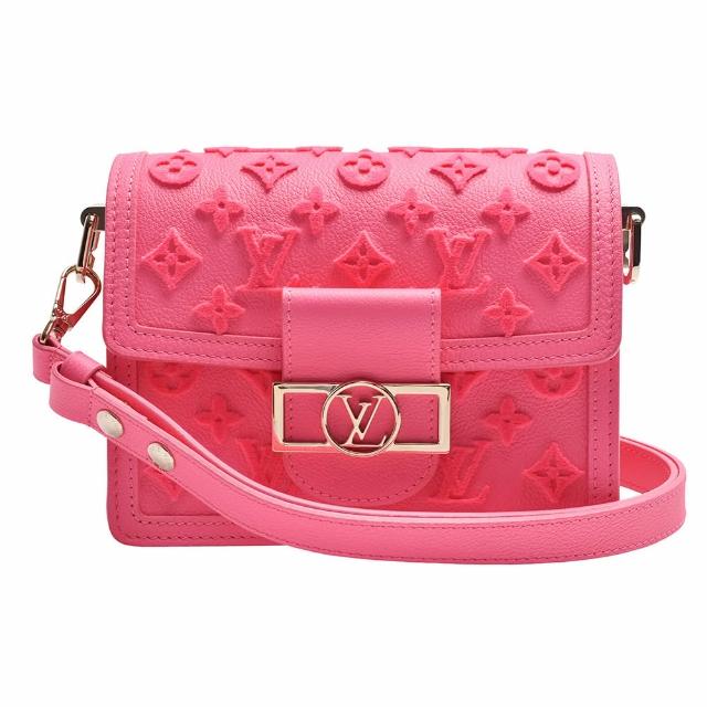 LV LOUIS VUITTON 路易威登 M20747 MINI DAUPHINE 系列簇絨粒面小牛皮斜揹包，粉紅色系設計，適合女性日常使用。外層與內層均為小牛皮材質，搭配原廠防塵套與可調背帶，提供2個內部夾層與1個內袋空間，輕便實用，歐洲原裝進口，西班牙製造。