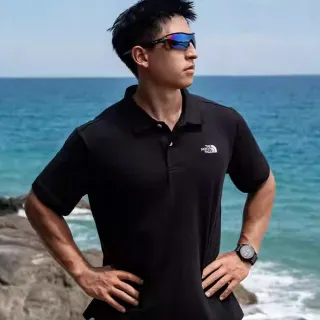 【The North Face 官方旗艦】【Man 首推款】北面男款黑色品牌LOGO舒適立領短袖POLO衫｜87UXJK3