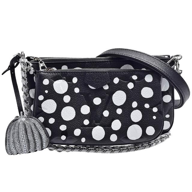 LOUIS VUITTON 路易威登 M46410 聯名 YK 系列經典 Empreinte 皮革手拿斜揹包，採用高階牛皮製成，黑色與白色雙色選擇，適合女性日常使用。配有原廠防塵袋、包裝盒、背帶X2及皮革吊飾，拉鍊式開口設計，輕便實用，法國原產，歐洲來源。