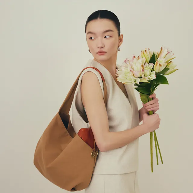 【ZODENCE 佐登司】SAFARI恆彩帆布率性肩背流浪包(駝)