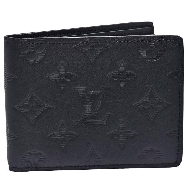 LV LOUIS VUITTON 路易威登 M62901 經典 MULTIPLE Monogram Shadow 黑色小牛皮交叉式卡夾短夾，為男士設計的時尚配飾。採用高品質小牛皮製成，外觀呈現經典 Monogram Shadow 裝飾，設計簡約大方，適合日常搭配。掀開式開口方便取用，內有 9 個夾層，可輕鬆收納信用卡、鑰匙等小物。商品附原廠包裝盒與防塵套，確保商品安全與保值。來自法國製造，為歐洲原裝進口，是收藏與實用兼具的精品選擇。