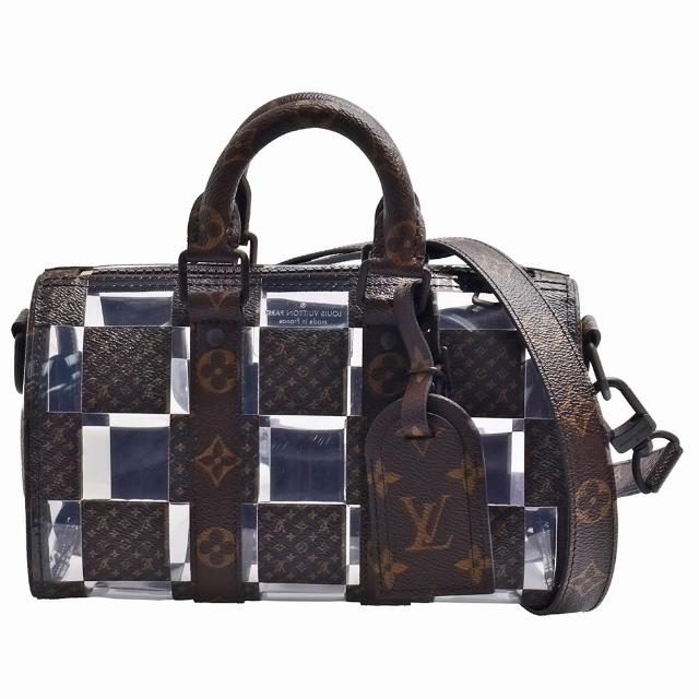 這款 LV LOUIS VUITTON M20872 KEEPALL BANDOULIÈRE 25 系列 Monogram Chess 帆布拉鍊手提包，以經典棋盤圖案為設計靈感，結合優雅的帆布拉鍊與精緻工藝，是時尚與實用兼具的旅行配件。其輕便設計與多用途背法，適合日常出勤與短途旅行，展現品牌高階感與獨特風格。