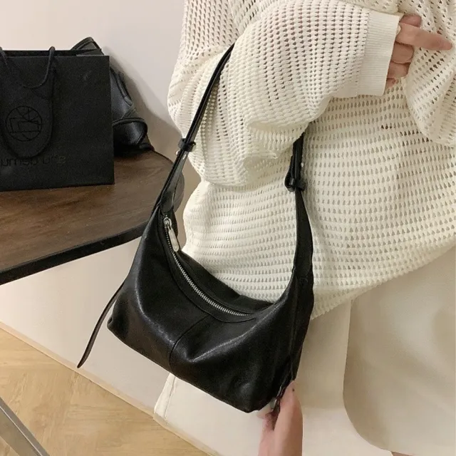 【LEESA】雙11 羊皮包包\餃子包\斜背包\真皮包包\腋下包\高級感\軟皮包\銀色包包\包包\背包\側 