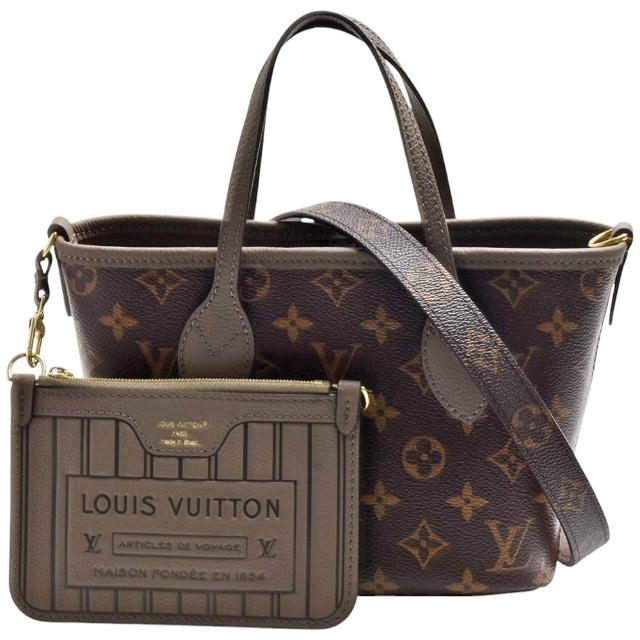 這款 LV LOUIS VUITTON 路易威登 M12109 經典 Neverfull Bandoulière Inside Out BB 雙面手提/斜揹包，全新未使用，為女性設計，採用高品質帆布與牛皮材質，呈現咖啡色系與灰色系雙面設計。配有原廠防塵套、背帶與零錢包，尺寸為長26cm、寬10cm、高17cm，提把高度10cm，背帶全長約94cm，來自西班牙製造，為歐洲來源商品，適合日常出勤與休閒使用，開口為釦式設計，無外部與內部夾層，無底珠，不適合放置A4檔案。