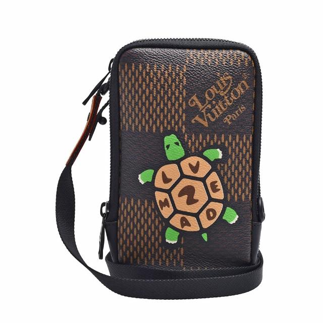 LV LOUIS VUITTON N40377 經典 DOUBLE PHONE 系列烏龜圖案 Nigo 聯名款斜揹包，採用高質帆布與牛皮材質打造，咖啡色系設計時尚百搭。內附原廠防塵套、說明書與包裝盒，適合男女使用，拉鍊式開口方便取用，內設10個夾層與1個內袋，輕便實用，是時尚與機能兼具的經典選擇。