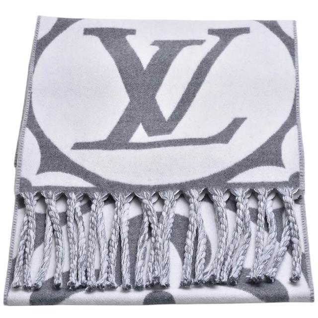 LV LOUIS VUITTON路易威登 M92857 Medallion 系列 Monogram 織花羊毛流蘇圍巾 全新 LOUIS VUITTON 路易威登 M92857 Medallion 系列 Monogram 織花羊毛流蘇圍巾,灰色系設計,優雅時尚。採用高品質羊毛製成,觸感柔滑,保暖性佳。來自義大利製造,歐洲來源,參考尺寸為全長約235cm x 寬30cm,適合女性日常搭配,展現高階時尚風格。