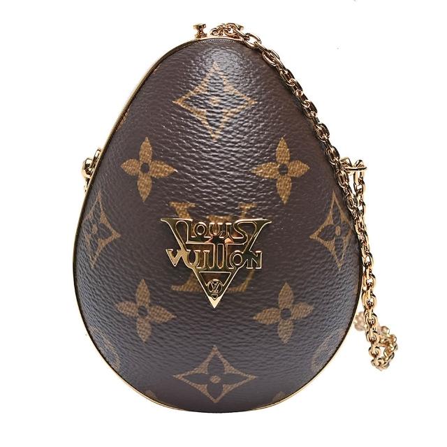 LV LOUIS VUITTON 路易威登 MP2588 經典 Monogram 帆布 EGG 硬殝斜揹包，採用高質感咖啡色系牛皮與帆布製成，設計簡約大方，適合女性日常使用。配有原廠防塵套與包裝盒，尺寸為長9cm、寬7cm、高13cm，背帶全長約104cm，輕便實用，為時尚與機能兼具的選擇。