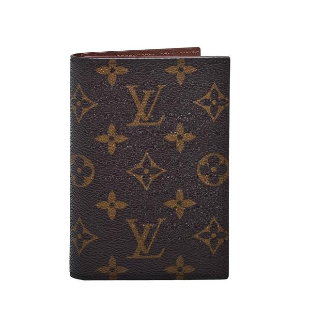 高品質 LOUIS VUITTON 路易威登 M64502 經典 Monogram 帆布印花護照夾，採用咖啡色系設計，外層為帆布材質，內層為牛皮，具備原廠防塵套與品控卡。掀開式開口設計，內部有7個夾層，適合日常使用與收藏。來自歐洲真品，適用男女。