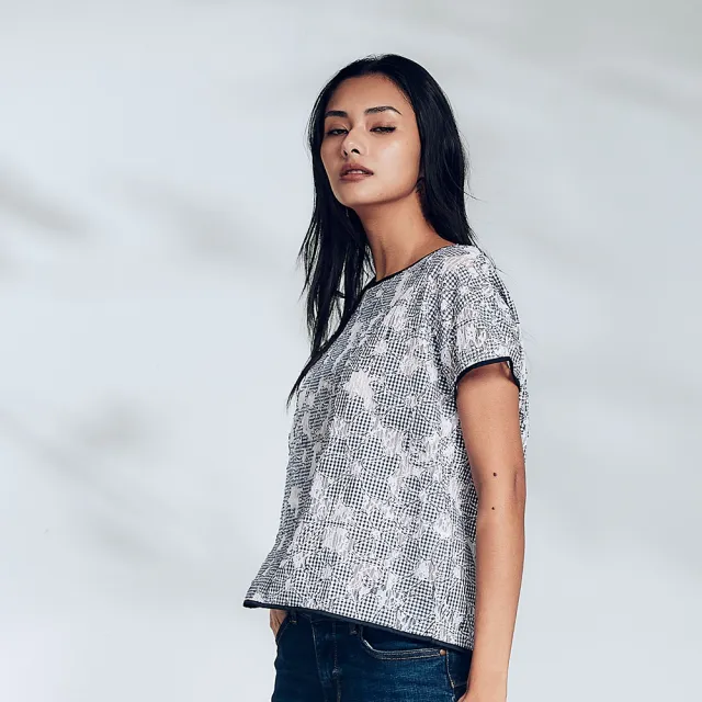 【ICHE 衣哲】Cop.Copine法式灰調香氛蕾網印花短袖造型上衣