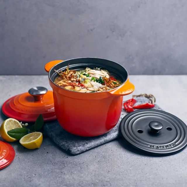 【Le Creuset】萬用窈窕鑄鐵鍋 18(柔粉紫-鋼頭-內鍋黑)