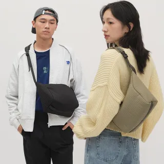 【plain-me】男女包 褶皺肌理感餃子包 PLN3049-251(黑 灰綠 側背包 肩揹包 小包 包包)