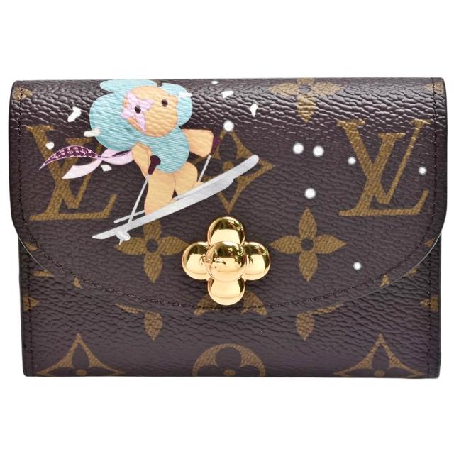 LV LOUIS VUITTON路易威登 M12239 聖誕限定 Snow Show 系列經典 Rosalie Monogram 帆布零錢包 這款 LV LOUIS VUITTON 路易威登 M12239 聖誕限定 Snow Show 系列經典 Rosalie Monogram 帆布零錢包,以時尚設計與經典圖騰為特色,完美融合節日氛圍與高階時尚風格。採用高品質咖啡色系與藍色系帆布製成,內裡為牛皮材質,提供3個內部夾層與1個內袋,方便收納零錢與小物。釦式開口設計,搭配原廠包裝盒與防塵袋,適合女性日常攜帶,是法國原產的歐洲直送全新商品,兼具實用性與收藏價值。