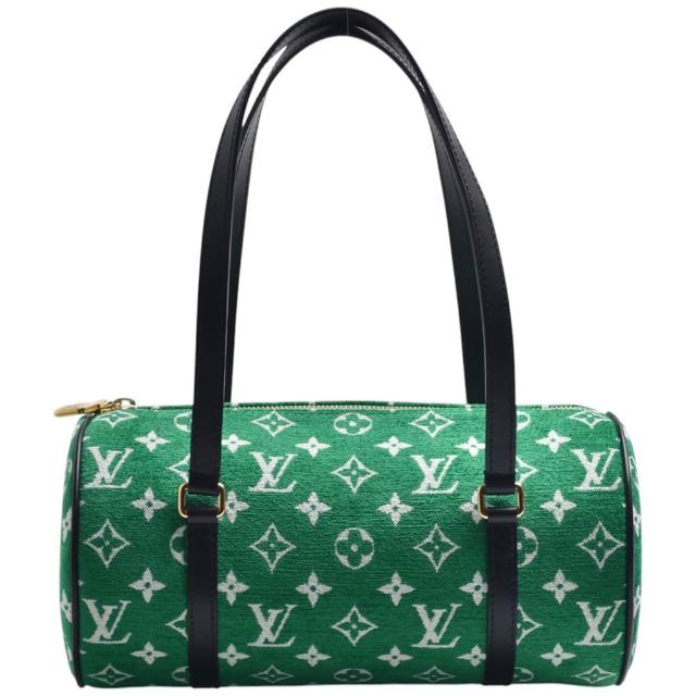 LV M46206 經典 Monogram Jaguar Papillon 系列絨面緹花布手提/肩揹包，採用品牌高階布料，觸感柔軟，結合經典與現代設計，是時尚與實用兼具的優雅選擇。包款經典大方，適合日常出勤與休閒場合，結帳享89折再享0利率，立即擁有高階時尚風格。
