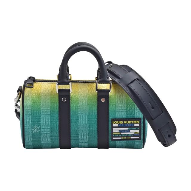 這款 LV M59949 漸層帆布牛皮提把手拿/斜揹包，以經典 Damier Stripes 系列為設計靈感，融合黃色與綠色漸層帆布與皮革材質，展現歐系精品風格。適合女性、男性及中性風格，是百貨專櫃正裝商品，兼具時尚與實用性。
