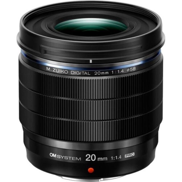 OLYMPUS 奧林巴斯 20mm F1.4 PRO 是一款頂級定焦鏡頭，適用於微單眼相機，屬於標準鏡頭型別，採用恆定光圈設計，提供 f/1.4 大光圈與 20mm 焦距，帶來約 57° 廣角視角，適合人像、街拍及風景攝影。高品質光學結構確保銳利影像與優秀散景效果。公司貨正品保證，專業攝影師首選。以上資料與圖片僅供參考！規格及隨機標準配備以實際出貨為主，如有錯誤或不符者，將不再另行補寄或更換，謝謝！