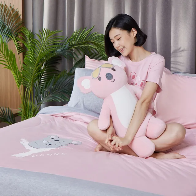 【YVONNE 以旺傢飾】無尾熊長型抱枕(天竺葵粉)