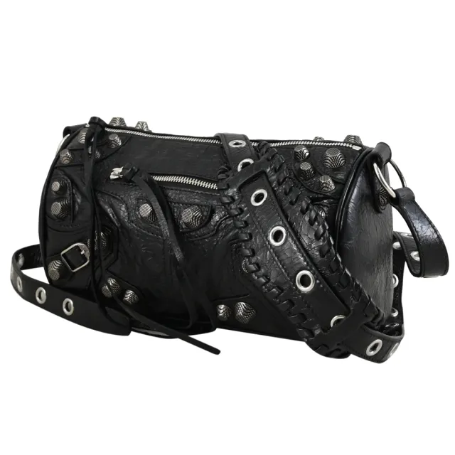 【Balenciaga 巴黎世家】Le Cagole 品牌鉚釘揉製小羊皮肩背包圓筒包(黑)