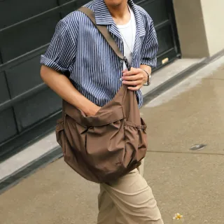 【plain-me】男女包 輕量雙口袋斜背包 OPM3012-251(防潑水 側背包 斜背包 大容量 收納 側背包)