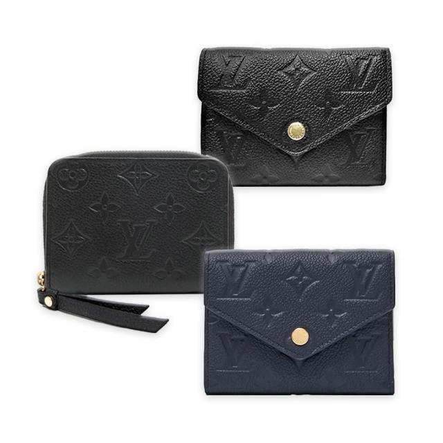 這款 LV LOUIS VUITTON 路易威登 M64060 經典 Victorine 系列 Monogram Empreinte 三折暗釦短夾，以黑色系牛皮打造，展現高階時尚風格。採用三折暗釦設計，開口方便且整體造型簡潔大方。內部有9個夾層，並附有1個內袋，適合存放日常用品與檔案。原廠包裝盒與防塵袋完整，為您提供優質的收藏與使用體驗。來自法國製造，為歐洲原裝進口商品，適合女性使用，是時尚與實用兼具的精品配件。