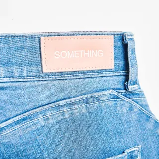 【SOMETHING】女裝 小花四面彈力窄管丹寧直筒蜜桃褲(漂淺藍)