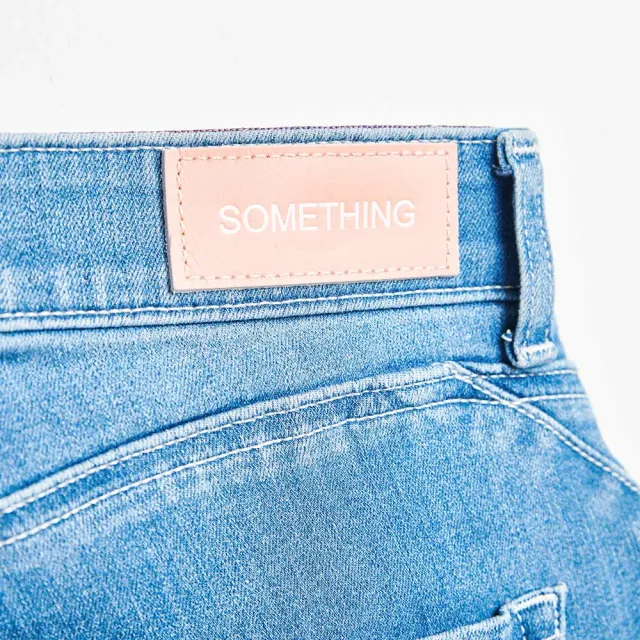 【SOMETHING】女裝 小花四面彈力窄管丹寧直筒蜜桃褲(漂淺藍)