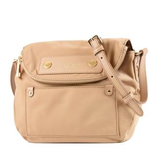 【MARC JACOBS】高密度尼龍磁吸釦翻蓋馬鞍包-焦糖拿鐵色