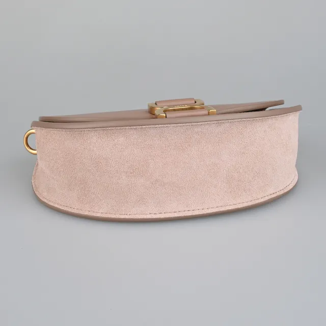 【Chloe’ 蔻依】CHLOE Marcie 雷刻LOGO小牛皮拼接小羊皮吸扣斜背包(奶茶)