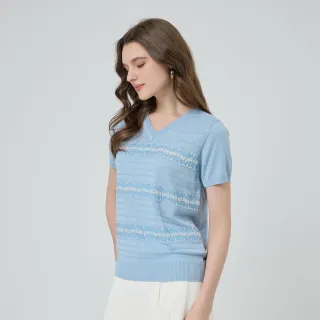 【ILEY 伊蕾】刺繡網紗拼接縲縈針織上衣(淺藍；M-XL；1251455001)