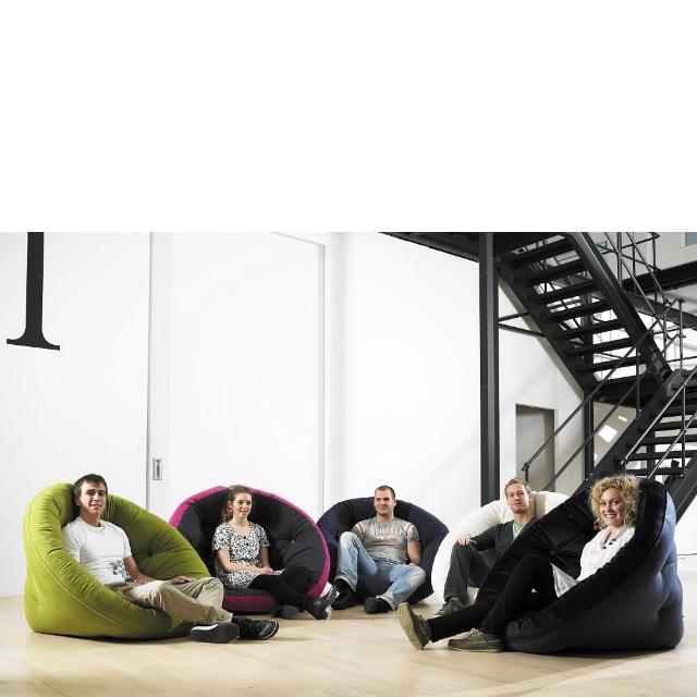 Panasonic國際牌 MC-CL630 筒式吸塵器，採用有線無刷馬達設計，重量僅3.1kg~5kg，輕巧易操作。適用於木材、鋼材、石材、床墊、大理石、磁磚、長毛地毯、短毛地毯、強化地板、木地板、深色地板、油布、貼皮等多種表面，不限使用，專屬乾式清潔功能。噪音控制在80dB以上，提供舒適清潔體驗，搭配一般濾網，高效吸塵。享有1年完整保固，理想家居清潔首選。