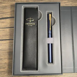 【PARKER】派克 威雅XL海軍藍鋼珠筆 真皮筆套禮盒(VectorXL)
